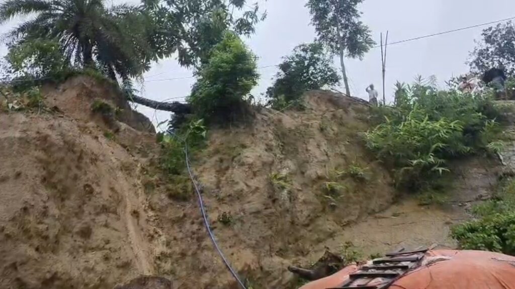 রাঙামাটিতে গাছচাপায় প্রাণ গেল এক ব্যক্তির, টানা বর্ষণে পাহাড়ধসের শঙ্কায় প্রশাসনের সতর্কতা
