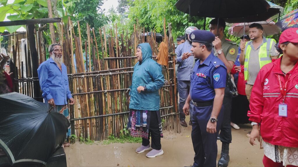 পাহাড়ধসের আশঙ্কায় বাড়ি বাড়ি গিয়ে সতর্ক করছে বাঘাইছড়ি উপজেলা প্রশাসন