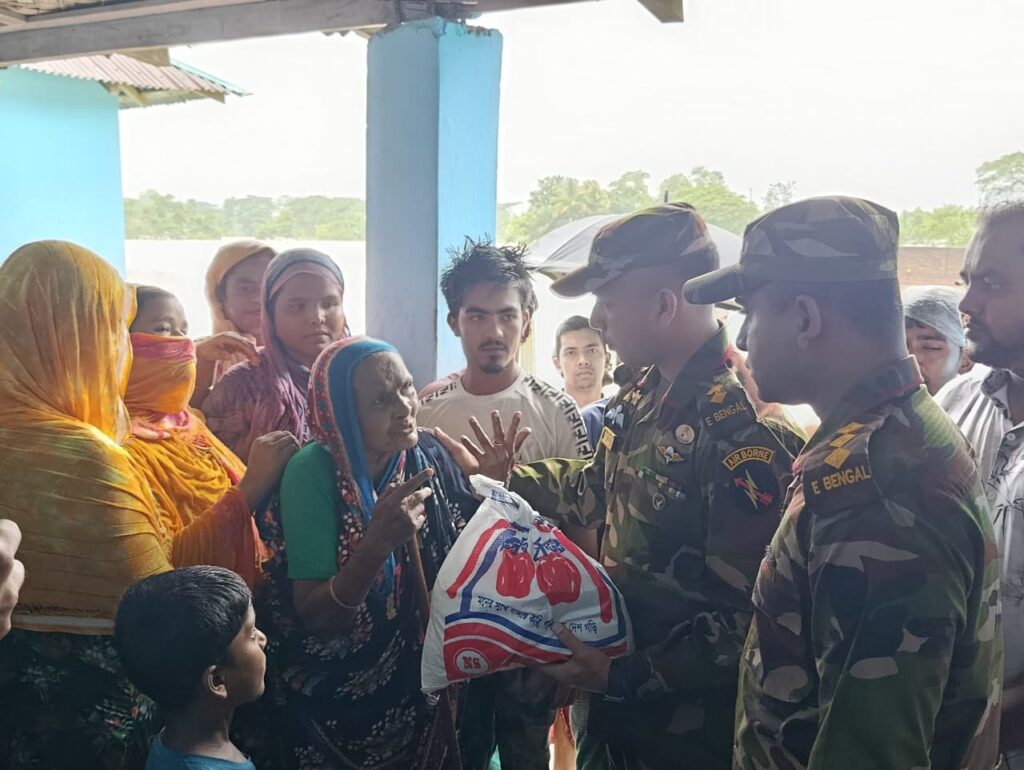 মানবিক সহায়তা নিয়ে বন্যাকবলিত মানুষের পাশে দাঁড়ালো সেনাবাহিনীর দীঘিনালা জোন