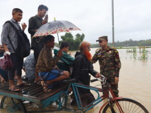 মানবিক সহায়তা নিয়ে বন্যাকবলিত মানুষের পাশে দাঁড়ালো সেনাবাহিনীর দীঘিনালা জোন