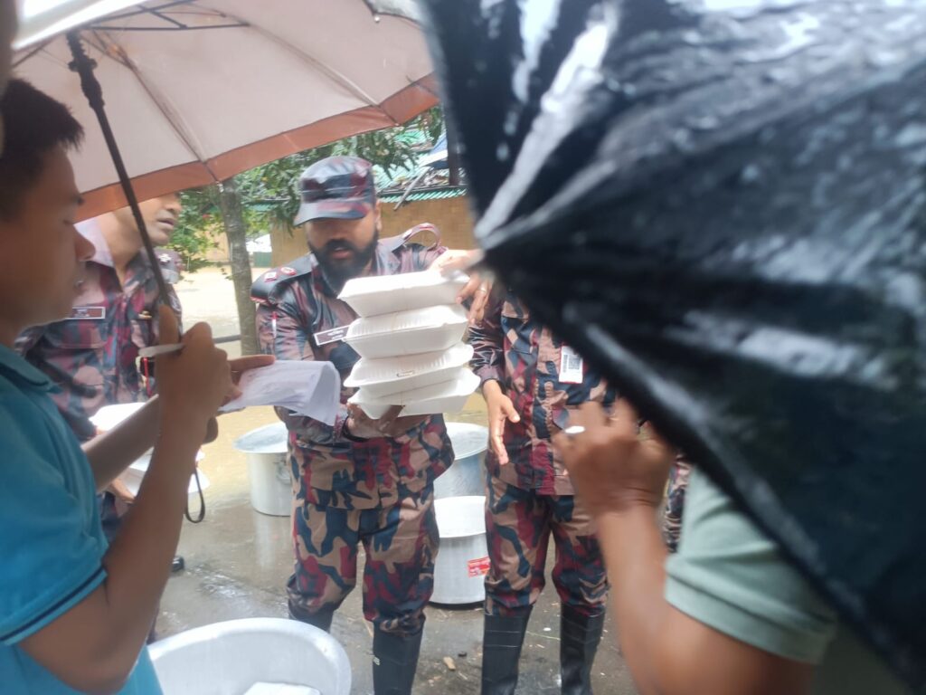 বান্দরবানে বন্যার্তদের মাঝে ত্রাণ বিতরণ ও শতাধিক পর্যটককে নিরাপদে উদ্ধার করল বিজিবি