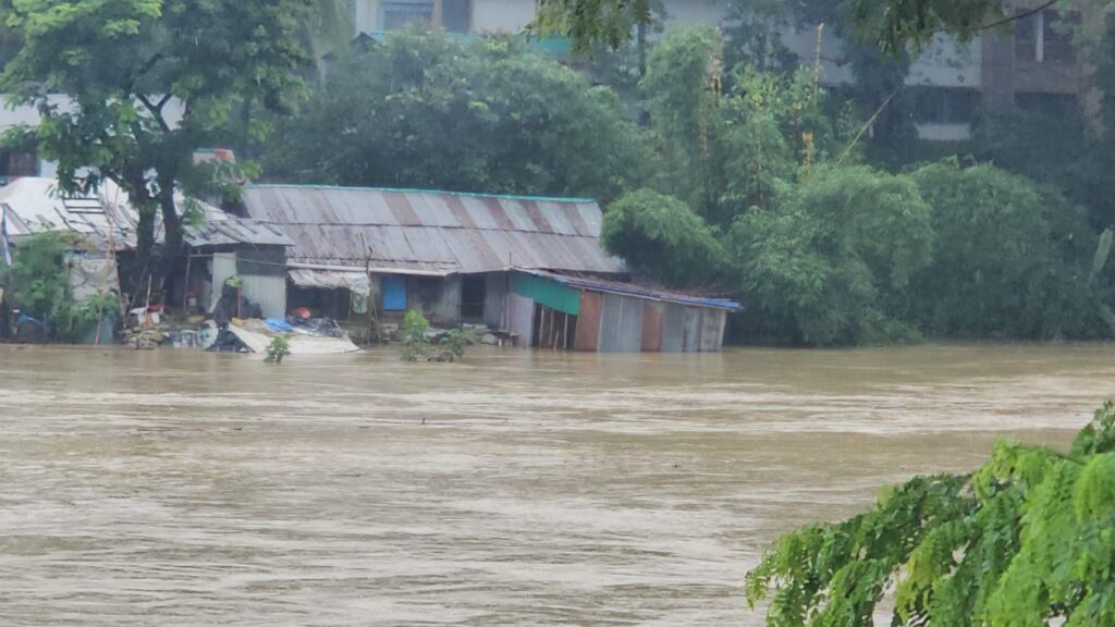 সাংগু-মাতামুহুরী নদীর পানি বৃদ্ধি, প্লাবিত বান্দরবানের নিম্নাঞ্চল; আশ্রয়কেন্দ্রে সাধারণ মানুষ