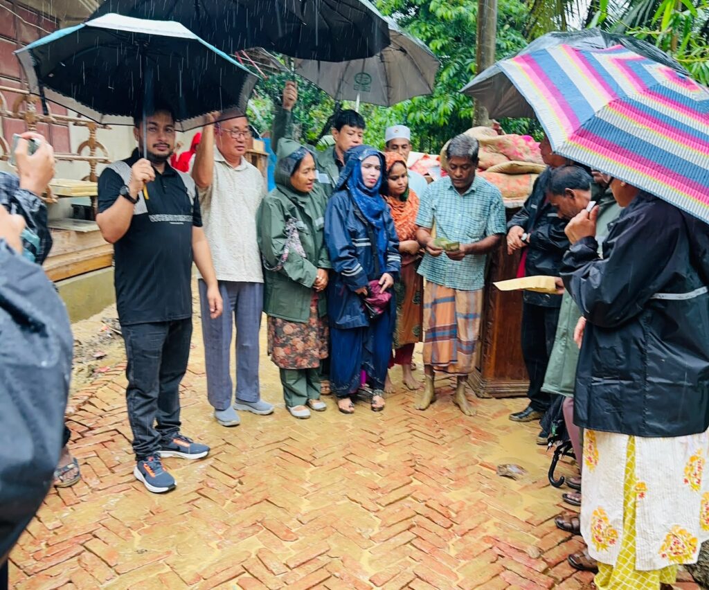 অতি বৃষ্টিতে ক্ষতিগ্রস্ত গ্রাম পরিদর্শনে রাঙামাটি জেলা পরিষদ চেয়ারম্যান, ক্ষতিগ্রস্তদের সহায়তা