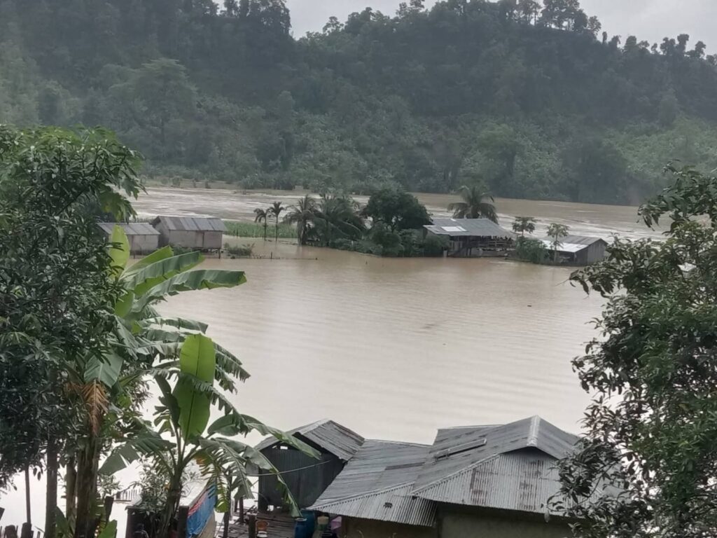 টানা বৃষ্টিতে বিপর্যস্ত রাঙামাটি, আশ্রয়কেন্দ্রে প্রায় ৭০০ মানুষ; সড়ক যোগাযোগ ব্যাহত