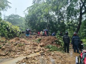 পাহাড়ধসে সাময়িক বন্ধ বান্দরবান-কেরানীহাট সড়ক, অপসারণে কাজ করছে ফায়ার সার্ভিস