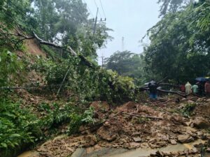 পাহাড়ধসে সাময়িক বন্ধ বান্দরবান-কেরানীহাট সড়ক, অপসারণে কাজ করছে ফায়ার সার্ভিস