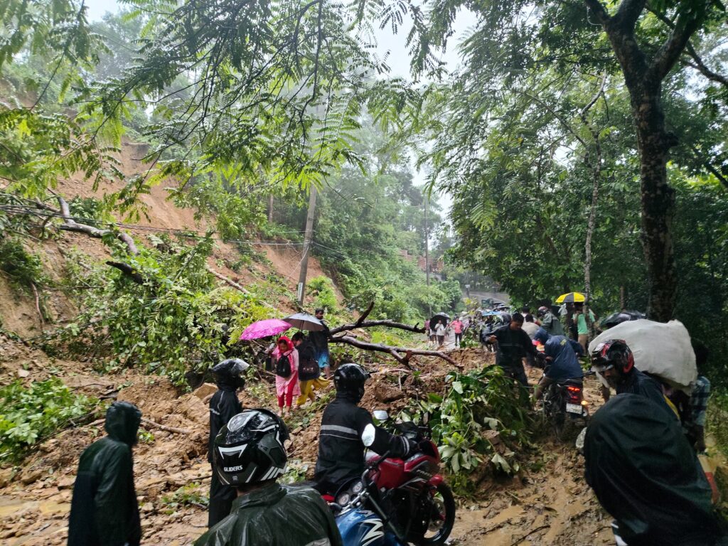 পাহাড়ধসে সাময়িক বন্ধ বান্দরবান-কেরানীহাট সড়ক, অপসারণে কাজ করছে ফায়ার সার্ভিস