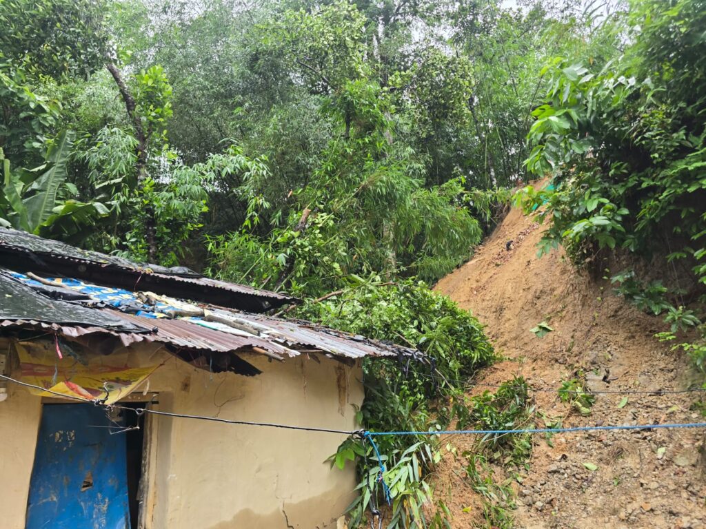 টানা বৃষ্টিতে লামায় ভয়াবহ পাহাড়ধস, পৃথক দুই ঘটনায় একই এলাকার পাঁচজন নিহত
