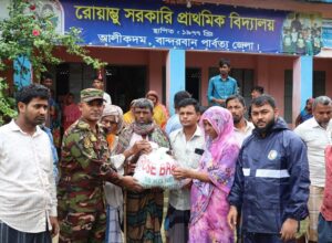 বন্যাদুর্গত মানুষের পাশে সেনাবাহিনীর আলীকদম জোন: ক্ষতিগ্রস্ত ১৮৭টি পরিবারের মাঝে ত্রাণ বিতরণ