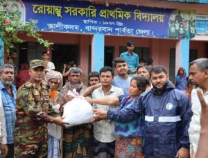 বন্যাদুর্গত মানুষের পাশে সেনাবাহিনীর আলীকদম জোন: ক্ষতিগ্রস্ত ১৮৭টি পরিবারের মাঝে ত্রাণ বিতরণ