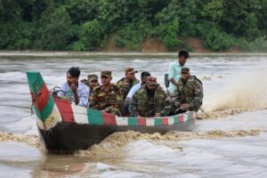 বন্যাদুর্গত মানুষের পাশে সেনাবাহিনীর আলীকদম জোন: ক্ষতিগ্রস্ত ১৮৭টি পরিবারের মাঝে ত্রাণ বিতরণ