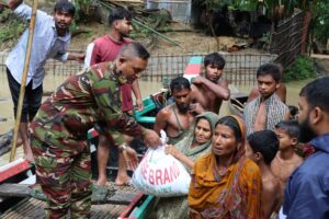 বন্যাদুর্গত মানুষের পাশে সেনাবাহিনীর আলীকদম জোন: ক্ষতিগ্রস্ত ১৮৭টি পরিবারের মাঝে ত্রাণ বিতরণ