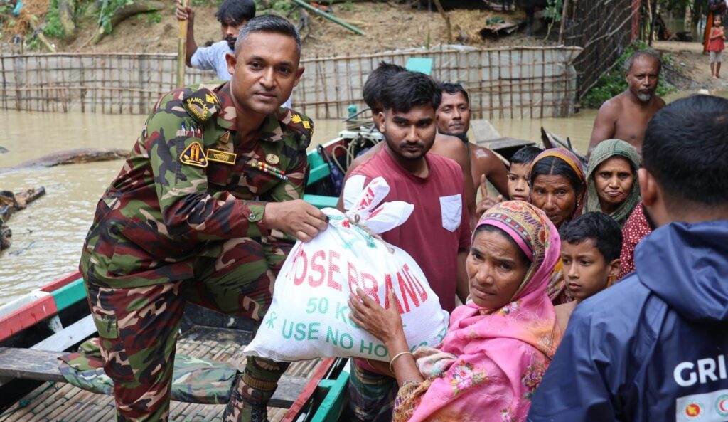 বন্যাদুর্গত মানুষের পাশে সেনাবাহিনীর আলীকদম জোন: ক্ষতিগ্রস্ত ১৮৭টি পরিবারের মাঝে ত্রাণ বিতরণ