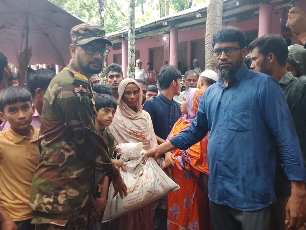 ত্রাণ ও আর্থিক সহায়তা নিয়ে লামার পাহাড়ধসে ক্ষতিগ্রস্ত পরিবারের পাশে দাঁড়ালো সেনাবাহিনী