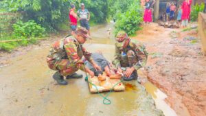 মহালছড়িতে প্রবল বর্ষণে আহত বৃদ্ধার জীবন বাঁচাতে ছুটে এলো সেনাবাহিনী