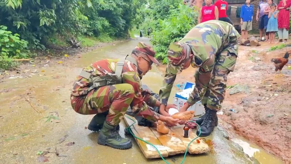 মহালছড়িতে প্রবল বর্ষণে আহত বৃদ্ধার জীবন বাঁচাতে ছুটে এলো সেনাবাহিনী