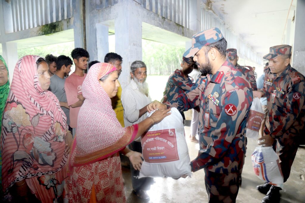 রাঙামাটির কাপ্তাইয়ে পাহাড়ধসে ক্ষতিগ্রস্তদের মাঝে বিজিবির ত্রাণ বিতরণ