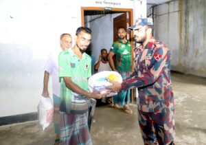 রাঙামাটির কাপ্তাইয়ে পাহাড়ধসে ক্ষতিগ্রস্তদের মাঝে বিজিবির ত্রাণ বিতরণ