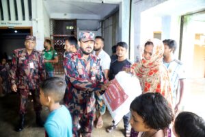 রাঙামাটির কাপ্তাইয়ে পাহাড়ধসে ক্ষতিগ্রস্তদের মাঝে বিজিবির ত্রাণ বিতরণ