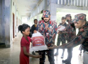 রাঙামাটির কাপ্তাইয়ে পাহাড়ধসে ক্ষতিগ্রস্তদের মাঝে বিজিবির ত্রাণ বিতরণ