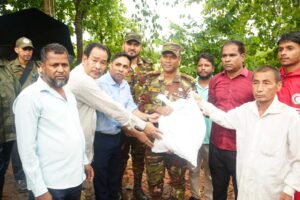 মহালছড়িতে বন্যার্ত পরিবারের পাশে উপজেলা প্রশাসন ও সেনাবাহিনী, ত্রাণ বিতরণ