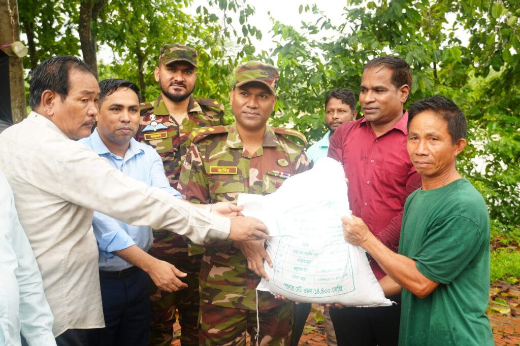 মহালছড়িতে বন্যার্ত পরিবারের পাশে উপজেলা প্রশাসন ও সেনাবাহিনী, ত্রাণ বিতরণ