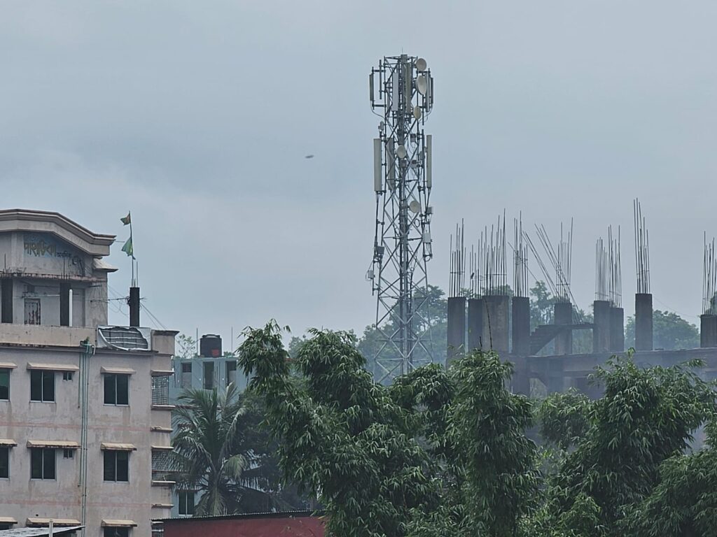 বান্দরবানে রবি, এয়ারটেল ও টেলিটকের নেটওয়ার্ক বন্ধ, দুর্যোগে যোগাযোগে চরম ভোগান্তি
