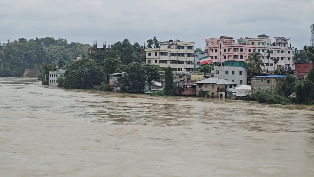 সাংগু-মাতামুহুরী নদীর পানি বিপৎসীমার ওপরে, বান্দরবানের সঙ্গে সারাদেশের সড়ক যোগাযোগ বিচ্ছিন্ন