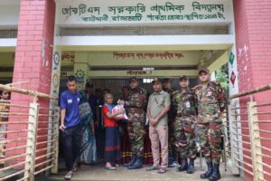 পাহাড়ধস ও বন্যায় ক্ষতিগ্রস্ত ৮০ পরিবারের পাশে সেনাবাহিনীর রাঙামাটি জোন, আশ্রয়কেন্দ্রে ত্রাণ বিতরণ