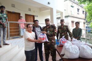 পাহাড়ধস ও বন্যায় ক্ষতিগ্রস্ত ৮০ পরিবারের পাশে সেনাবাহিনীর রাঙামাটি জোন, আশ্রয়কেন্দ্রে ত্রাণ বিতরণ