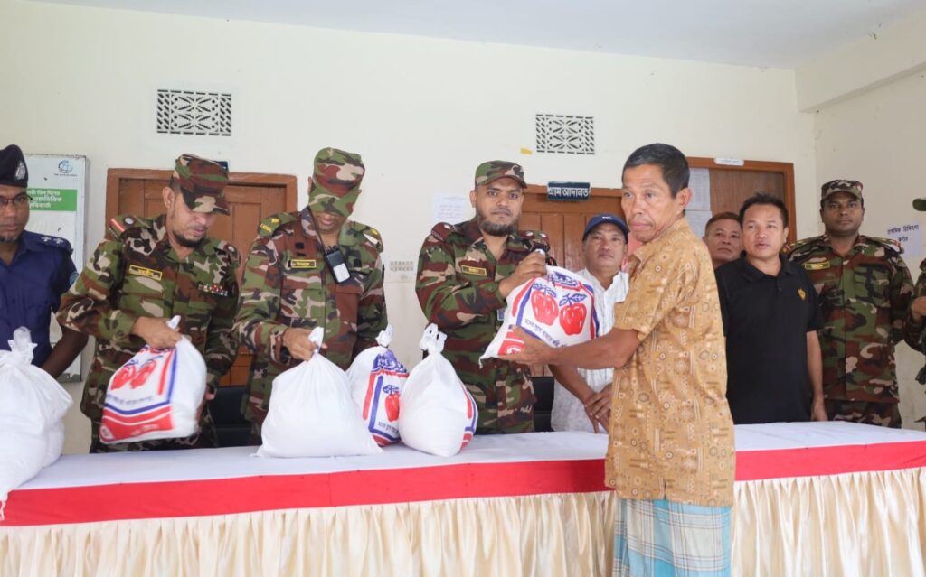 পাহাড়ধস ও বন্যায় ক্ষতিগ্রস্ত ৮০ পরিবারের পাশে সেনাবাহিনীর রাঙামাটি জোন, আশ্রয়কেন্দ্রে ত্রাণ বিতরণ