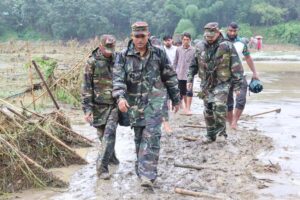 দুর্গম মেরিনচরে বন্যাদুর্গত মানুষের মাঝে মানবিক সহায়তা বিতরণ করল সেনাবাহিনীর আলীকদম জোন