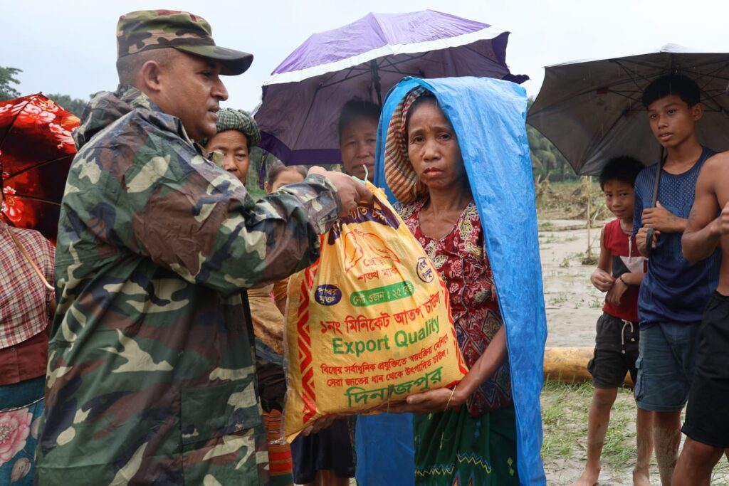 দুর্গম মেরিনচরে বন্যাদুর্গত মানুষের মাঝে মানবিক সহায়তা বিতরণ করল সেনাবাহিনীর আলীকদম জোন