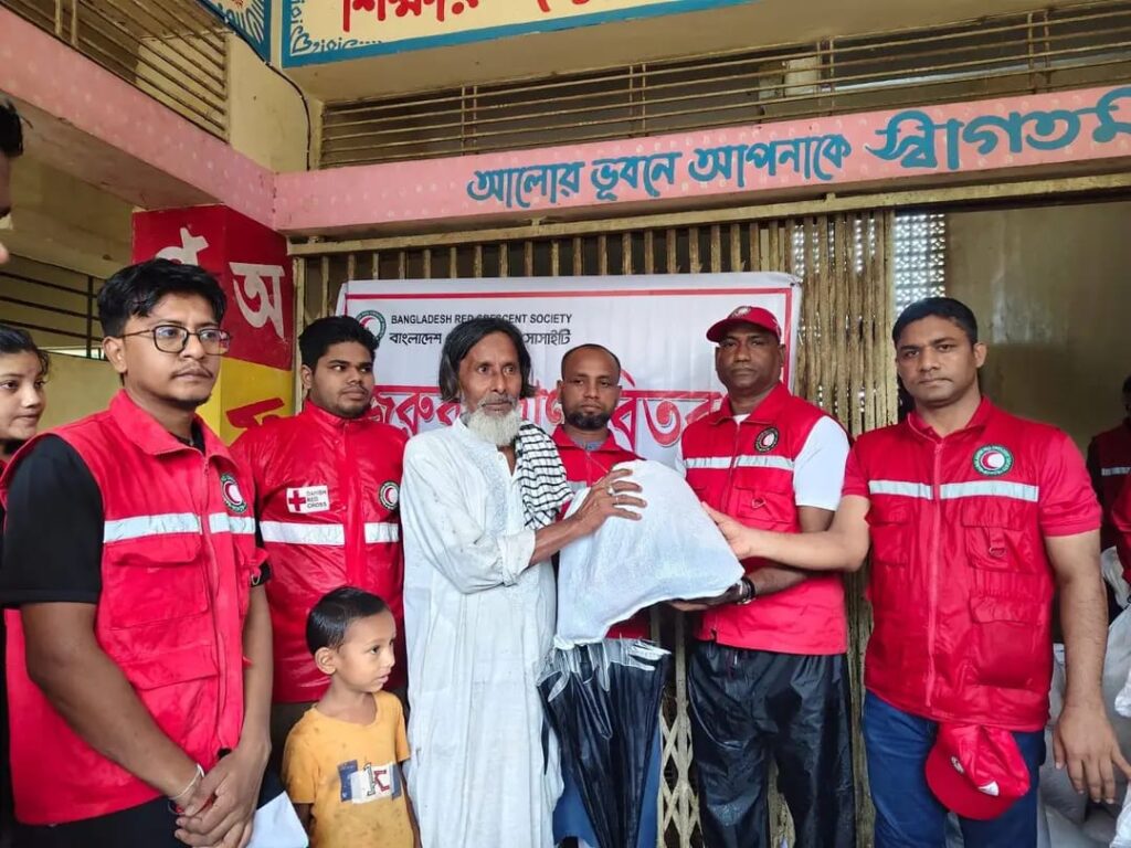 বন্যার্ত মানুষের পাশে খাগড়াছড়ি রেড ক্রিসেন্ট ইউনিট, দীঘিনালায় ৬০ পরিবারকে ত্রাণ সহায়তা