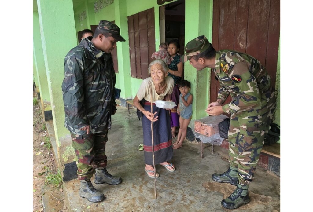 বন্যাদুর্গতদের মাঝে খাদ্য ও বিশুদ্ধ পানি বিতরণ করল সেনাবাহিনীর লংগদু জোন
