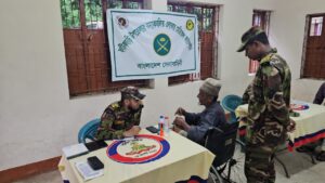 বন্যাকবলিত ফটিকছড়িতে ৩ শতাধিক মানুষকে সেনাবাহিনীর চিকিৎসাসেবা, ৮০ পরিবারে ত্রাণ বিতরণ