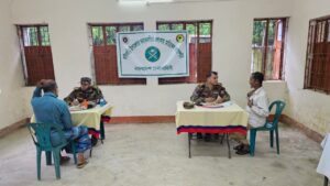 বন্যাকবলিত ফটিকছড়িতে ৩ শতাধিক মানুষকে সেনাবাহিনীর চিকিৎসাসেবা, ৮০ পরিবারে ত্রাণ বিতরণ