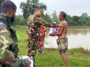 বন্যাকবলিত ফটিকছড়িতে ৩ শতাধিক মানুষকে সেনাবাহিনীর চিকিৎসাসেবা, ৮০ পরিবারে ত্রাণ বিতরণ
