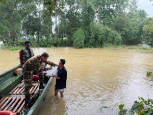 বন্যাকবলিত ফটিকছড়িতে ৩ শতাধিক মানুষকে সেনাবাহিনীর চিকিৎসাসেবা, ৮০ পরিবারে ত্রাণ বিতরণ
