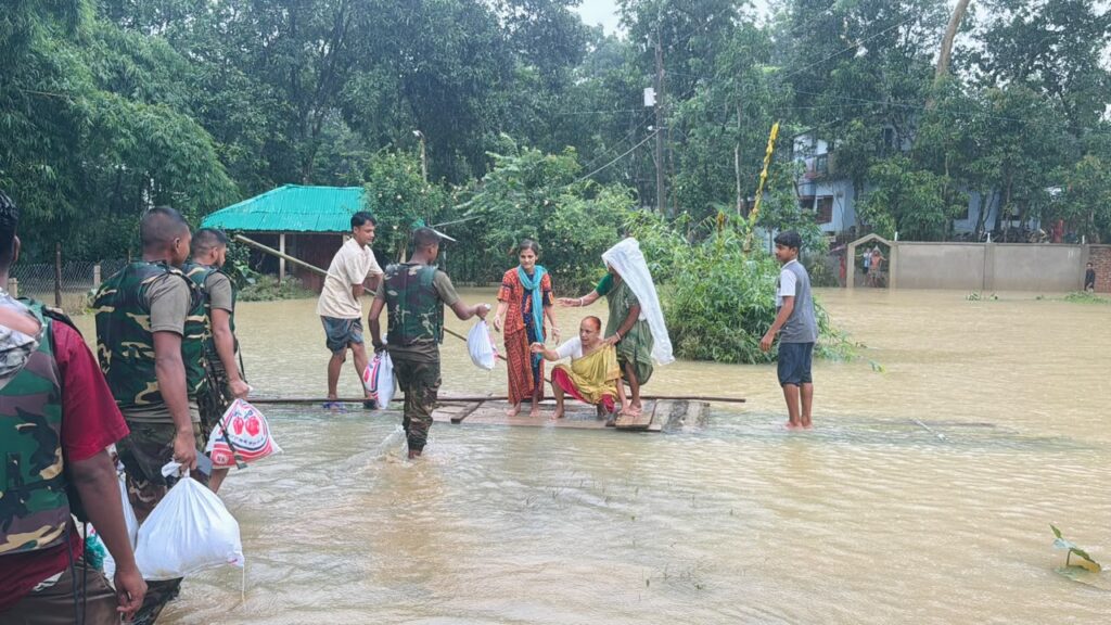 বন্যাকবলিত ফটিকছড়িতে ৩ শতাধিক মানুষকে সেনাবাহিনীর চিকিৎসাসেবা, ৮০ পরিবারে ত্রাণ বিতরণ