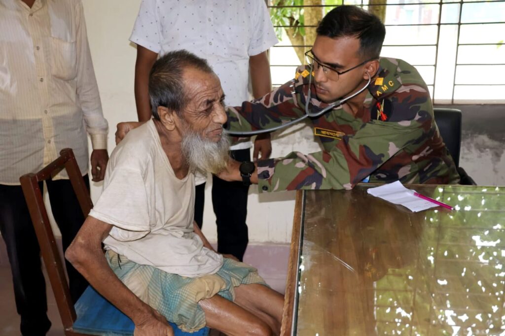 বন্যার্ত মানুষের স্বাস্থ্যসেবায় আলীকদম জোন: দিনব্যাপী চিকিৎসাসেবা ও বিনামূল্যে ওষুধ বিতরণ