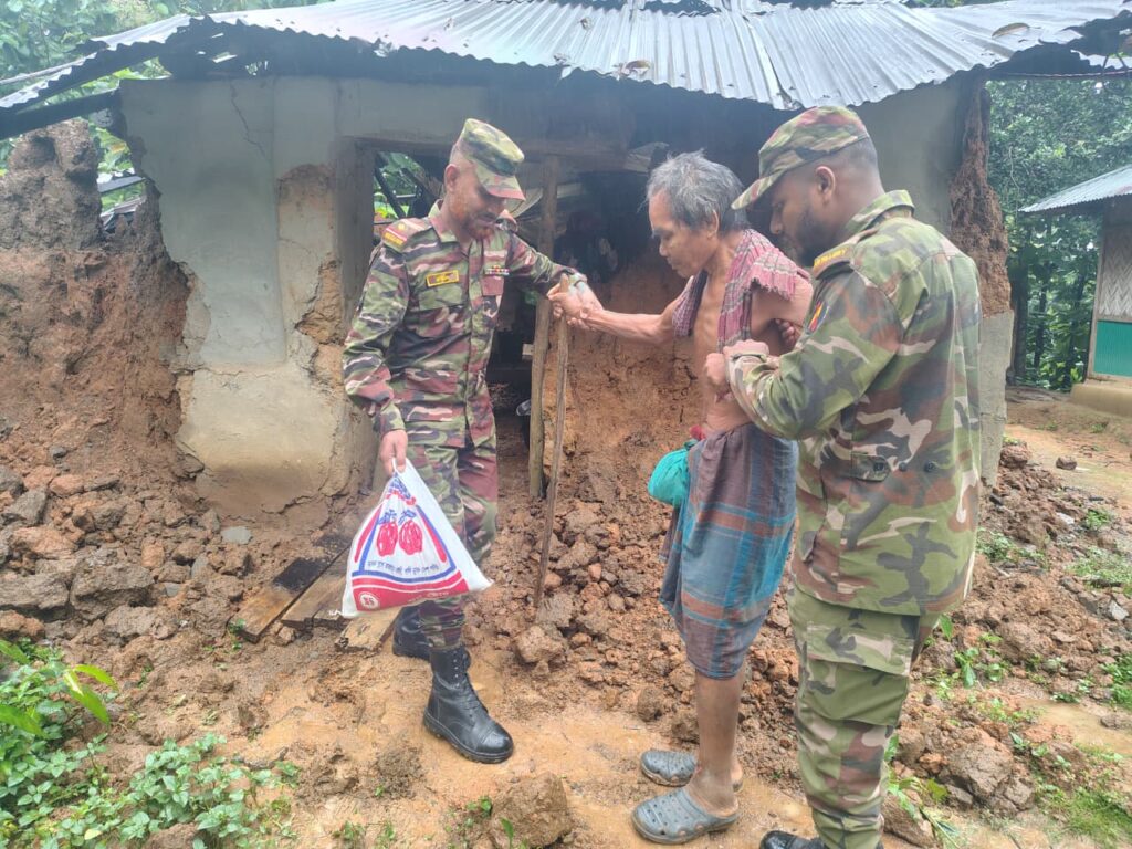 খাগড়াছড়ি ও ফটিকছড়িতে বন্যাদুর্গত মানুষের পাশে মাটিরাঙ্গা জোন, দুই শতাধিক পরিবার পেল সহায়তা