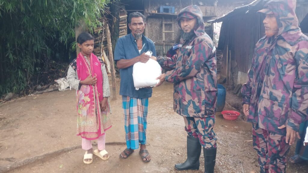 ভারী বর্ষণে ক্ষতিগ্রস্তদের পাশে বিজিবির রামগড় ব্যাটালিয়ন, ২০ পরিবারকে ত্রাণ বিতরণ