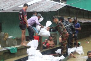 বান্দরবানের ডুবন্ত জনপদে সেনাবাহিনীর মানবিক অভিযান, ২৩২ পরিবারে স্বস্তি