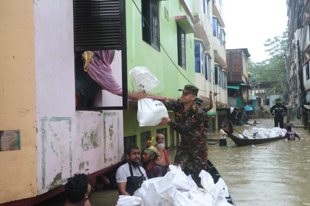 বান্দরবানের ডুবন্ত জনপদে সেনাবাহিনীর মানবিক অভিযান, ২৩২ পরিবারে স্বস্তি
