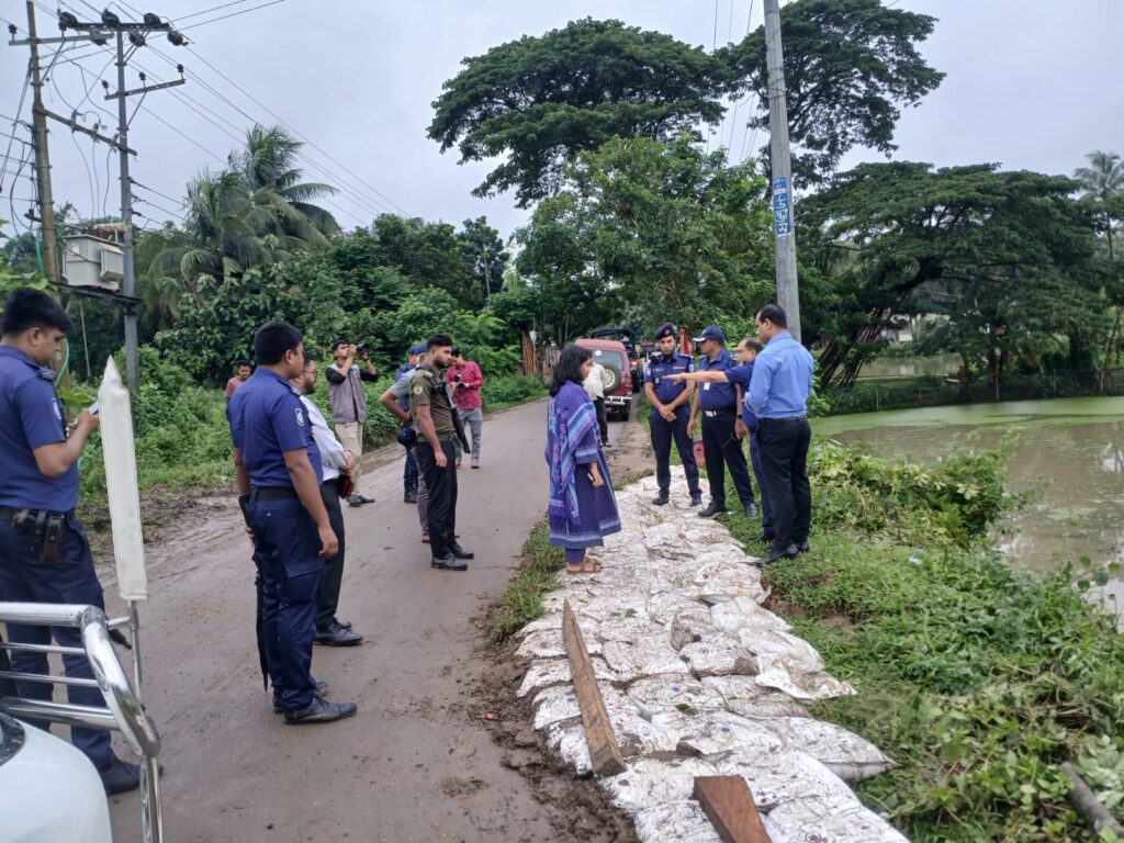 খাগড়াছড়িতে বন্যাকবলিত এলাকা পরিদর্শনে জেলা প্রশাসক ও পুলিশ সুপার