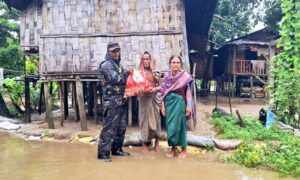 বন্যাকবলিত লামার গজালিয়ায় পানিবন্দি ২১ পরিবারের পাশে সেনাবাহিনীর আলীকদম জোন