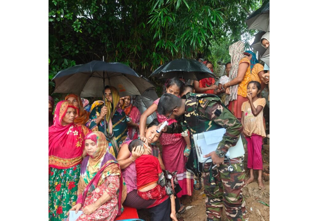 মহালছড়িতে বন্যার্ত মানুষের মাঝে সেনাবাহিনীর বিনামূল্যে চিকিৎসাসেবা ও ওষুধ বিতরণ