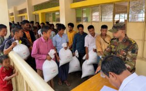 দুর্গম কুরুকপাতায় ২০০ বন্যাদুর্গত পরিবার পেল সেনাবাহিনীর জরুরি ত্রাণ সহায়তা