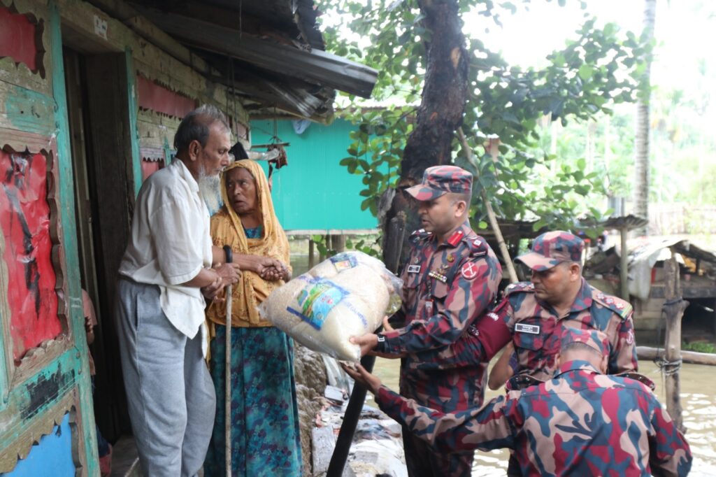 বরকলে বন্যাদুর্গত মানুষের পাশে বিজিবির হরিণা জোন, ৬০ পরিবার পেল খাদ্য সহায়তা